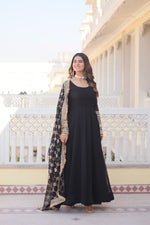 Load image into Gallery viewer, Vihaa~ Gown Set