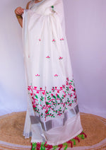 Load image into Gallery viewer, Paccha Killi - പച്ച കിള്ളി (Traditional Onam Kasavu Saree)

