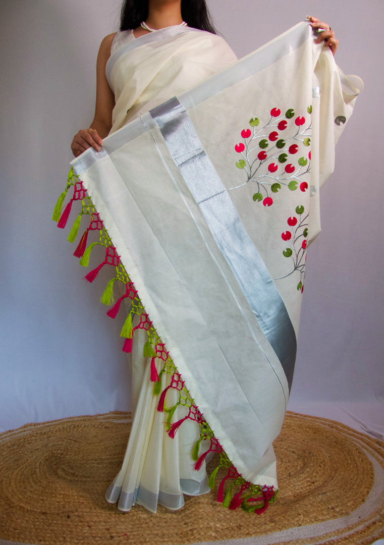 Aralli - അരളി (Traditional Onam Kasavu Saree)