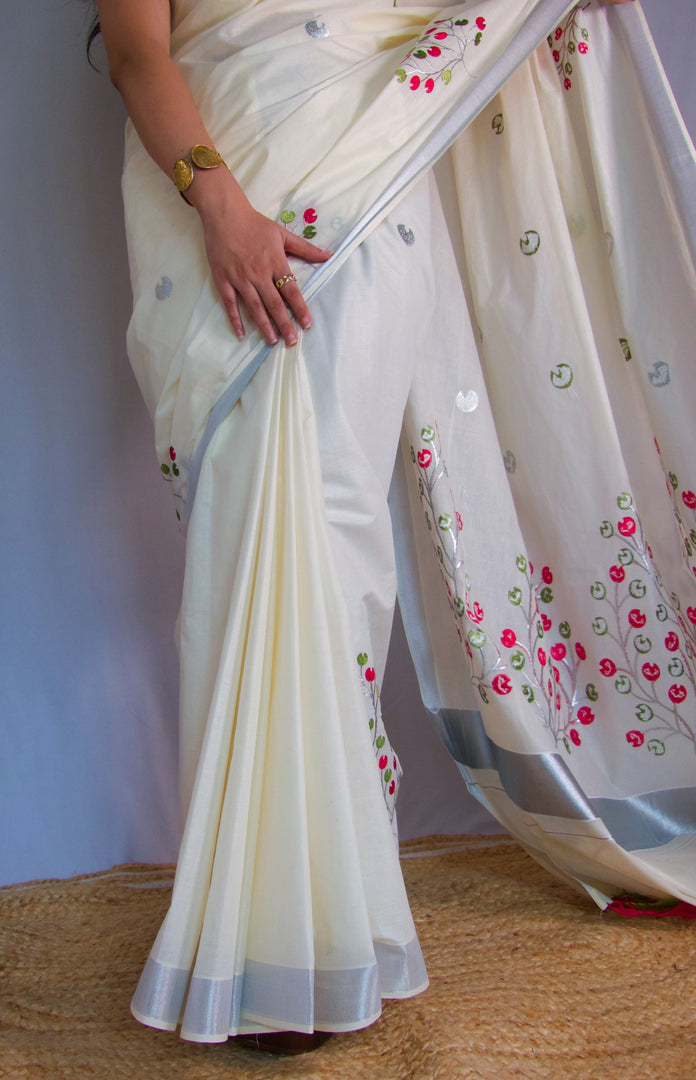Aralli - അരളി (Traditional Onam Kasavu Saree)