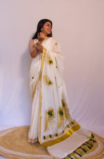 Load image into Gallery viewer, Jamandhi - ജമന്തി (Traditional Onam Kasavu Saree)
